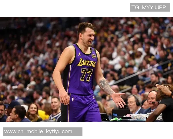 东契奇神勇表现三分球与突破上篮齐发力已砍下23分助球队争胜 东契奇神勇表现三分球与突破上篮齐发力已砍下23分助球队争胜