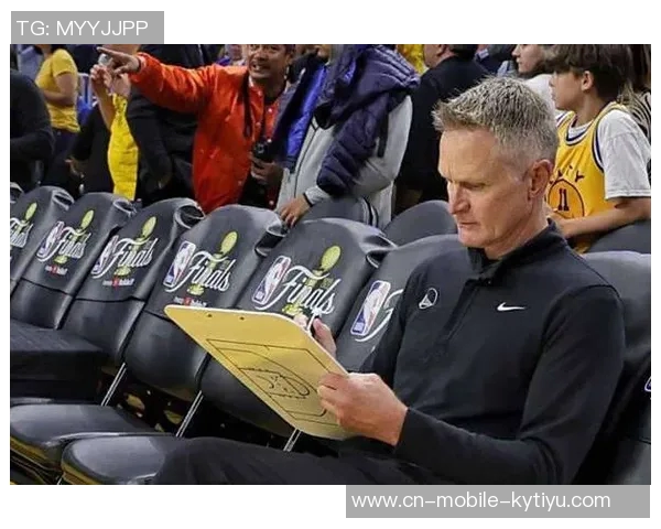 老将默契配合霍福德助攻库里精彩反篮打成21 老将默契配合霍福德助攻库里精彩反篮打成21